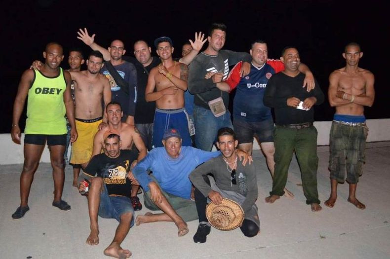 El grupo de cubanos realizó el peligroso trayecto en una precaria y pequeña embarcación.