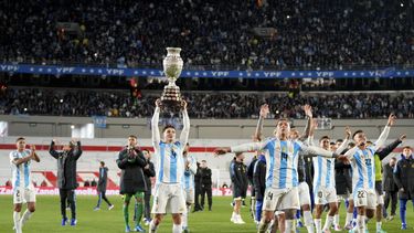 El delantero argentino Julián Álvarez alza el trofeo de la Copa América 2024 tras la victoria 3-0 ante Chile en las eliminatorias del Mundial, el jueves 5 de septiembre de 2024, en Buenos Aires. (AP Foto/Natacha Pisarenko)