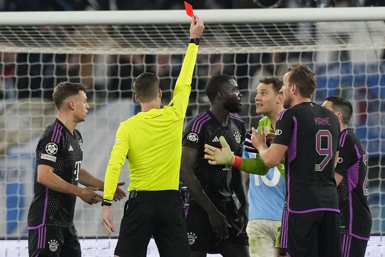 Dayot Upamecano del Bayern Múnich es expulsado durante el partido contra Lazio en los octavos de final de la Liga de Campeones, el miércoles 14 de febrero de 2024, en Roma. (AP Foto/Andrew Medichini)