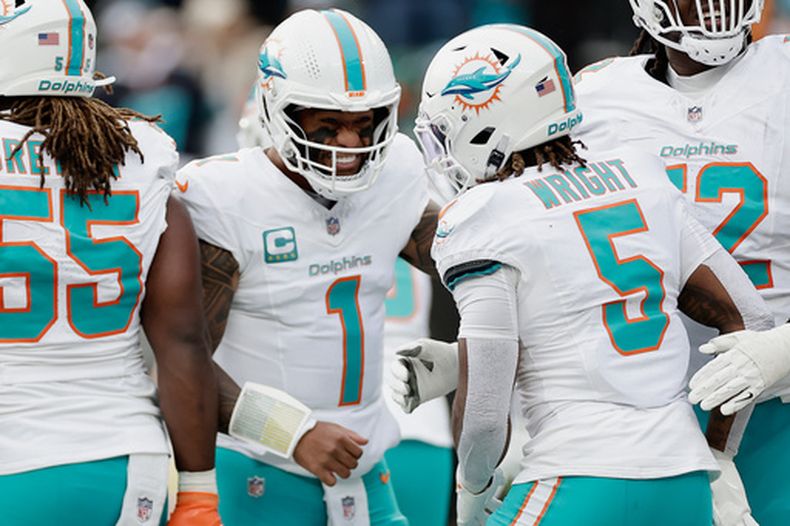 Tua Tagovailoa (1), quarterback de los Dolphins de Miami, reacciona durante el primer cuarto de un juego de fútbol americano de la NFL contra los Jets de Nueva York, el domingo 7 de diciembre de 2025, en East Rutherford, Nueva Jersey. (AP Photo/Adam Hunger)