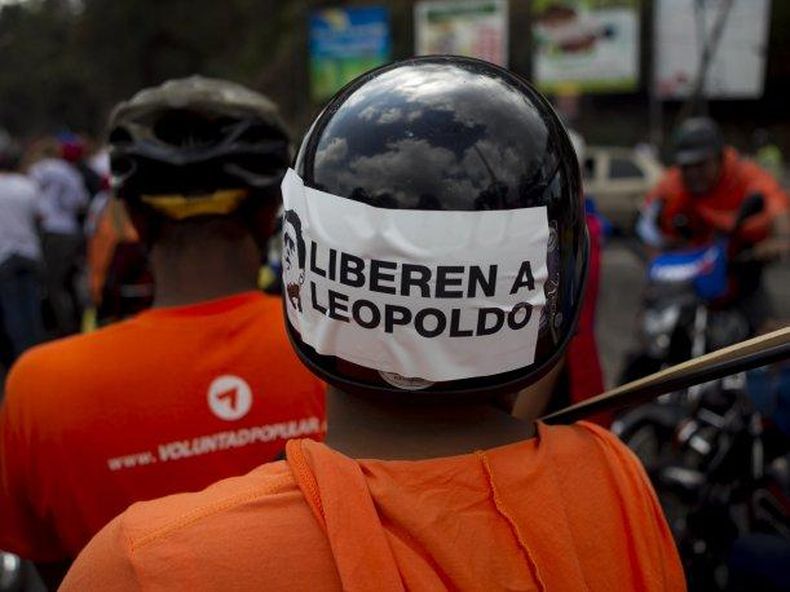 A un mes de la detención del dirigente opositor, Leopoldo López, estudiantes y sociedad civil marcharon hasta la cercanía de la cárcel militar donde está recluido para exigir su liberación.