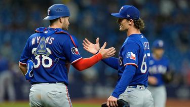 Jacob Latz, pitcher de los Rangers de Texas, celebra con el receptor Austin Wynns, tras cerrar el jueggo ante los Rays de Tampa Bay, el martes 28 de julio de 2026 (AP Foto/Chris OMeara)