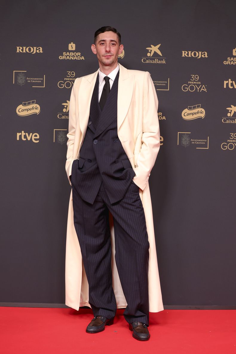 Enric Auquer llega a la 39ª edición de los Premios Goya en Granada, España, el sábado 8 de febrero de 2025, en Granada. (Foto AP/Fermin Rodriguez)