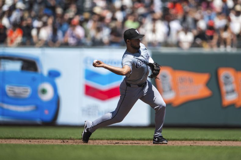 El venezolano Lenyn Sosa, antesalista de los Medias Blancas de Chicago, controla una roleta en el juego del miércoles 21 de agosto de 2024, ante los Gigantes de San Francisco (AP Foto/Nic Coury)