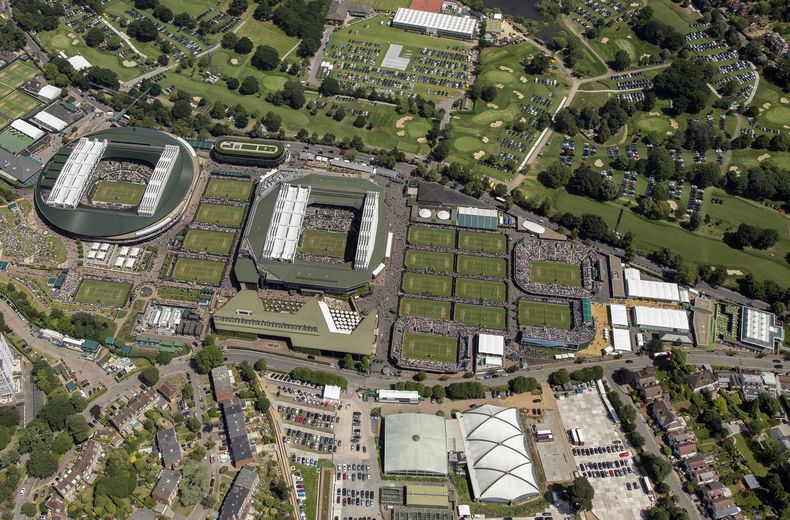 ARCHIVO- Vista aérea del All England Tennis Club en el día 7 de Wimbledon, en Londres, el 8 de julio de 2019. El All England Club planea construir un estadio con 8.000 asientos y otras 38 canchas, que le permitirán celebrar el torneo de clasificación en el sitio y el proyecto recibió autorización del consejo local. La expansión se realizaría en el Club de Golf Wimbledon Park, que compró en 2019 el All England Club. El comité de planificación del Consejo de Merton aprobó la propuesta el jueves 27 de octubre de 2023. (Thomas Lovelock/AELTC via AP, Pool, Archivo)
