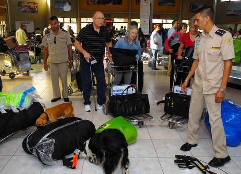 Cuba parece cargar nuevamente contra las mulas que viajan a la isla y para ello utiliza el argumento del tráfico de drogas.
