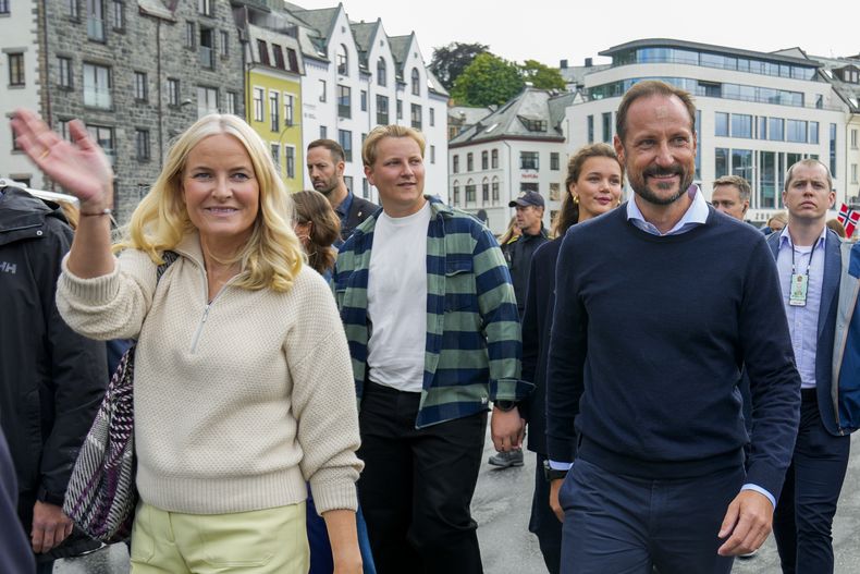 El príncipe heredero de Noruega, Haakon, la princesa heredera Mette-Marit y su hijo, el príncipe Sverre Magnus, en el centro, llegan a un muelle en Alesund, Noruega, el viernes 30 de agosto de 2024, para ser transportados a Geiranger para la celebración de la boda de la princesa Marta Luisa y Durek Verret el sábado. (Heiko Junge/NTB via AP)