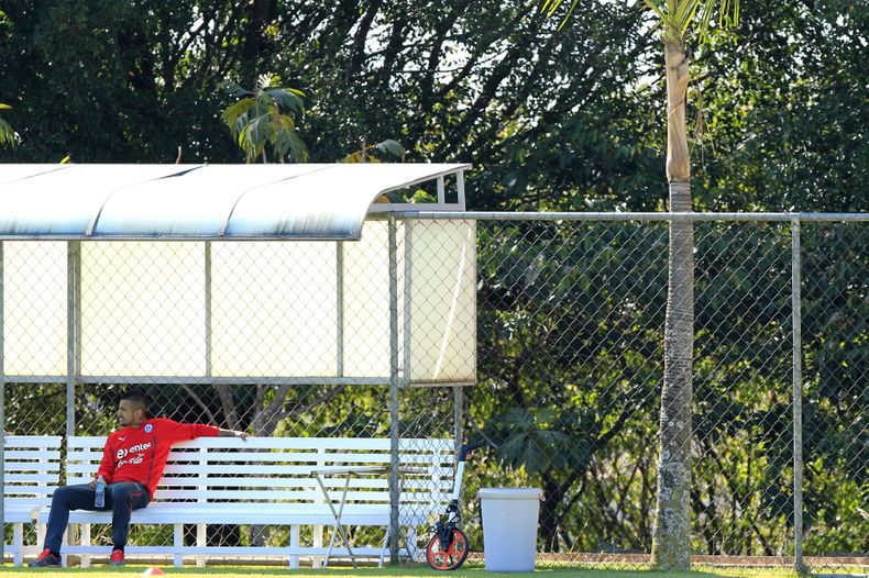 El jugador de la selecci&oacute;n de Chile, Arturo Vidal, aparece sentado en una banca durante un entrenamiento de la selecci&oacute;n el lunes, 9 de junio de 2014, en Belo Horizonte. (AP Photo/Bruno Magalhaes)