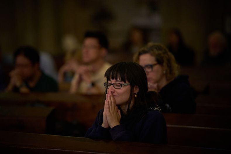 Feligreses rezan durante una misa en la cripta de la Sagrada Familia en Barcelona, España, el viernes 15 de mayo de 2026. (AP Foto/Emilio Morenatti)
