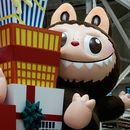 Una nueva carroza del Día de Acción de Gracias con Labubu de Pop Mart se exhibe durante una presentación a la prensa de las nuevas carrozas en el estudio de desfiles de Macys en Moonachie, Nueva Jersey, el martes 18 de noviembre de 2025. (Foto AP/Seth Wenig)