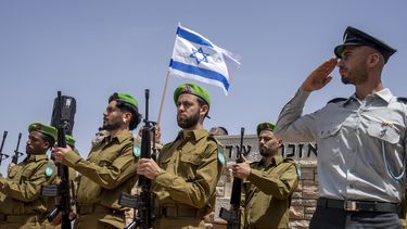 Soldados de la guardia de honor israelí saludan durante el funeral del comandante de la reserva israelí Dor Zimel en Even Yehuda, Israel, el lunes 22 de abril de 2024. (AP Foto/Ariel Schalit)