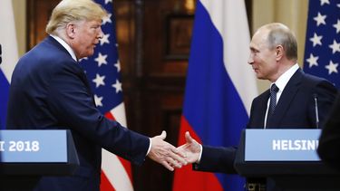 ARCHIVO - El presidente de Estados Unidos, Donald Trump, estrecha la mano de su homólogo ruso, Vladímir Putin, al final de una conferencia de prensa conjunta en el Palacio Presidencial de Helsinki, Finlandia, el 16 de julio de 2018. (AP Foto/Alexander Zemlianichenko, archivo)