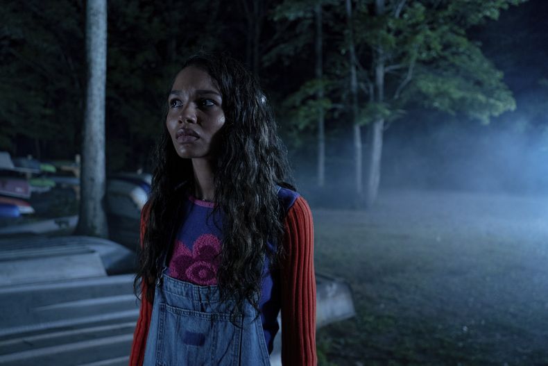 En esta imagen proporcionada por A24, Helena Howard en una escna de I Saw the TV Glow. (A24 via AP)