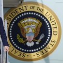 El presidente estadounidense Donald Trump desciende de las escaleras del avión presidencial tras aterrizar en la Base Conjunta Andrews, en Maryland, el martes 10 de junio de 2025. (AP Foto/Luis M. Alvarez)