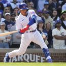 El panameño Miguel Amaya, de los Cachorros de Chicago, batea un sencillo en el juego del sábado 6 de mayo de 2023, ante los Marlins de Miami (AP Foto/Charles Rex Arbogast)
