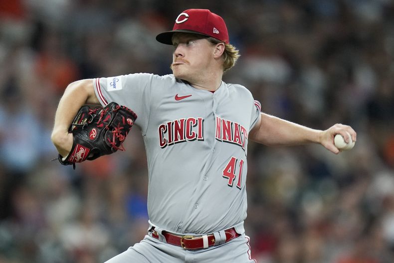 El abridor de los Rojos de Cincinnati Andrew Abbott lanza en la primera entrada del juego ante los Astros de Houston el viernes 16 de junio del 2023. (AP Foto/Eric Christian Smith)