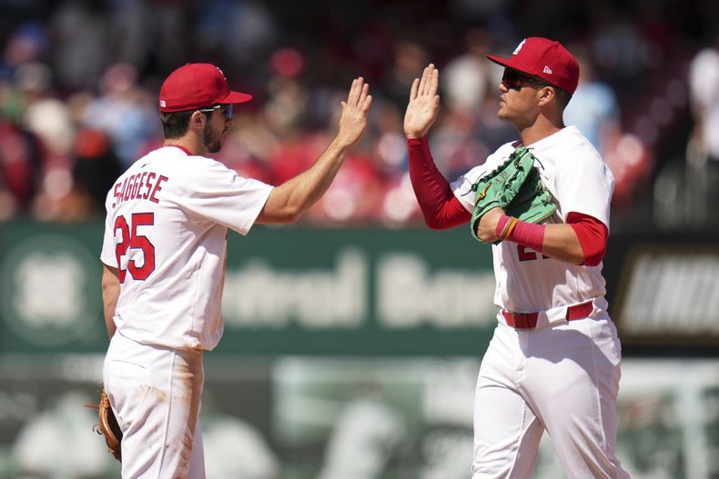 Thomas Saggese, a la izquierda, y Lars Nootbaar, de los Cardenales de San Luis, celebran una victoria sobre los Astros de Houston después de un partido de béisbol el miércoles 16 de abril de 2025 en San Luis. (AP Foto/Jeff Roberson)