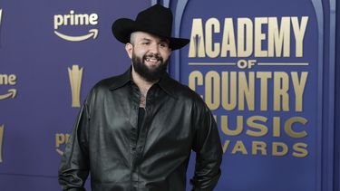 ARCHIVO - Carín León llega a la 59a entrega anual de los Premios de la Academia de Musica Country el 16 de mayo de 2024, en el Ford Center en Frisco, Texas. León se adentra en el country en su álbum “Boca Chueca, Vol. 1”. (Foto AP/LM Otero)