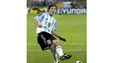 ARCHIVO - Lionel Messi convierte un penal por la selección de Argentina durante la final del Mundial Sub20 ante Nigeria en Utrecht, Holanda, el sábado 2 de julio de 2005 (AP Foto/Fred Erns, archivo)