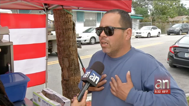 le arrebataron el dinero de las manos mientras esperar un hot dog