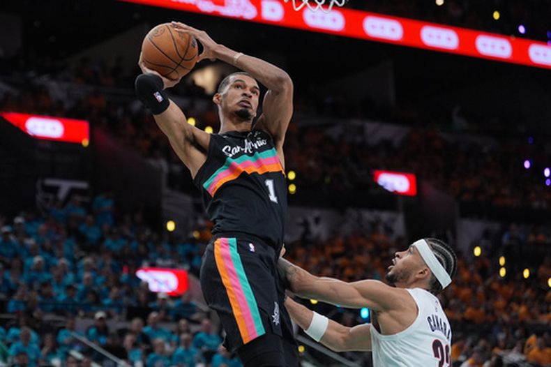 Victor Wembanyama (1), de los Spurs de San Antonio, se alza para encestar sobre Toumani Camara (33), de los Trail Blazers de Portland, durante la segunda mitad del primer juego de la serie de postemporada de primera ronda de la NBA, el domingo 19 de abril de 2026, en San Antonio. (AP Foto/Eric Gay)