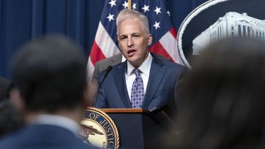 ARCHIVO - El secretario de Justicia adjunto Matthew Olsen, de la División de Seguridad Nacional, habla en conferencia de prensa en el Departamento de Justicia, Washington, 16 de mayo de 2023. Faltando apenas un mes y medio para el final del año, al gobierno del presidente Joe Biden se le acaba el tiempo para volver a obtener la autorización para un programa de espionaje que dice que es vital para prevenir el terrorismo, atrapar espías y causar disrupción a los ciberataques. (AP Foto/Jose Luis Magana, File)