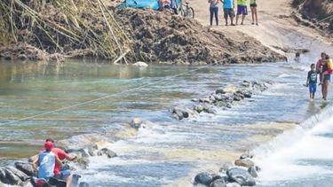 arriesgan sus vidas para cruzar puente que maria se llevo