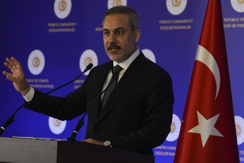 El ministro de Relaciones Exteriores de Turquía, Hakan Fidan, durante una conferencia de prensa en Estambul, el 10 de enero de 2025. (AP Foto/Khalil Hamra)
