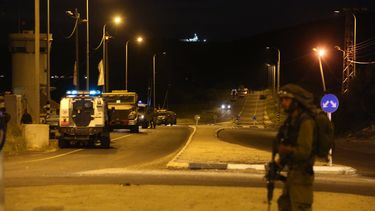 americateve | Un soldado israel&iacute; hace guardia cerca del lugar de un tiroteo en el puesto de control Tarqumiya cerca de la ciudad cisjordana de Hebr&oacute;n el lunes, 14 de abril del 2014. (Foto AP/Gil Yohanan)
