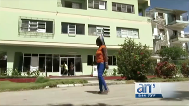 una madre cubana desesperada protesta frente a oficina estatal de la vivienda en la habana