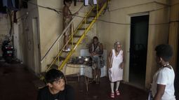 Los residentes soportan el calor durante un apagón masivo luego de que una importante planta eléctrica fallara en La Habana, Cuba, el sábado 19 de octubre de 2024. (Foto AP/Ramón Espinosa)