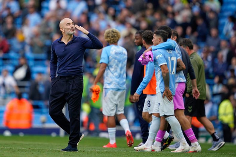 El técnico del Manchester City Enzo Maresca saluda al final del partido contra Coventry City en la Liga Premier, el sábado 5 de septiembre de 2026, en Manchester, Inglaterra. (AP Foto/Dave Thompson)