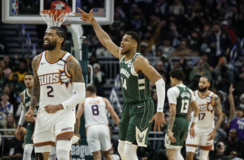 Giannis Antetokounmpo, de los Bucks de Milwaukee, festeja su triple ante los Suns de Phoenix en el encuentro del martes 1 de abril de 2025 (AP Foto/Jeffrey Phelps)