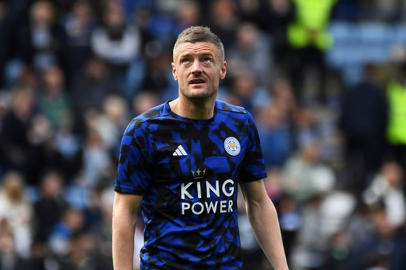 ARCHIVO - En esta fotografía de archivo del 20 de abril de 2025, el delantero del Leicester City, Jamie Vardy, durante el partido de fútbol de la Liga Premier de Inglaterra entre el Leicester City y el Liverpool en el estadio King Power en Leicester, Inglaterra. (Foto AP/Rui Vieira, Archivo)