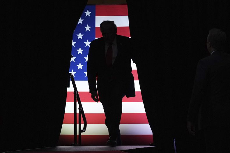 El candidato republicano a la presidencia de Estados Unidos, Donald Trump, llega a un acto de campaña en el PPG Paints Arena, el 4 de noviembre de 2024, en Pittsburgh, Pensilvania. (AP Foto/Evan Vucci)