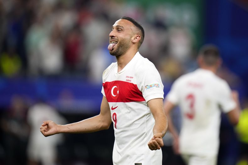 Cenk Tosun, de la selección de Turquía, festeja tras anotar el segundo gol de su equipo ante República Checa, en un encuentro de la Eurocopa, el miércoles 26 de junio de 2024, en Hamburgo, Alemania (AP Foto/Petr David Josek)