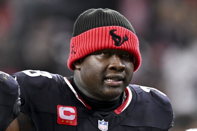 ARCHIVO - El tackle ofensivo de los Texans de Houston, Laremy Tunsil (78), abandona el campo al final de la primera mitad de un partido de comodines de la NFL contra los Chargers de Los Ángeles, el 11 de enero de 2025, en Houston. (AP Foto/Maria Lysaker, Archivo)