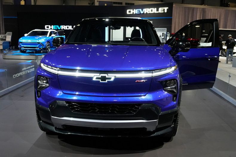 ARCHIVO - La camioneta Chevrolet Silverado EV 2024 se exhibe en el Salón del Automóvil de Chicago, el jueves 9 de febrero de 2023. (Foto AP/Charles Rex Arbogast, archivo)