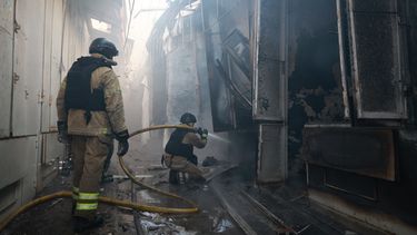 Trabajadores de rescate apagan un incendio en el mercado central de Zaporiyia, dañado por un ataque ruso en Zaporiyia, Ucrania, el sábado 26 de septiembre de 2026. (AP Foto/Kateryna Klochko)