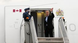 El primer ministro de Canadá, Mark Carney, sale de Montreal camino de París, Francia, el domingo 16 de marzo de 2025. (Sean Kilpatrick/The Canadian Press via AP)