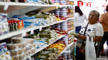 americateve | Expertos advierten que los ajustes que el chavismo está obligado a hacer para restaurar sus finanzas dispararán los precios a corto plazo. Y si se aplican gradualmente, no podrá controlarla a futuro