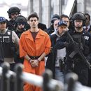 Luigi Mangione, el acusado de matar al CEO de UnitedHealthcare, escoltado por policías en Nueva York el 19 de diciembre del 2024. (AP foto/Pamela Smith)