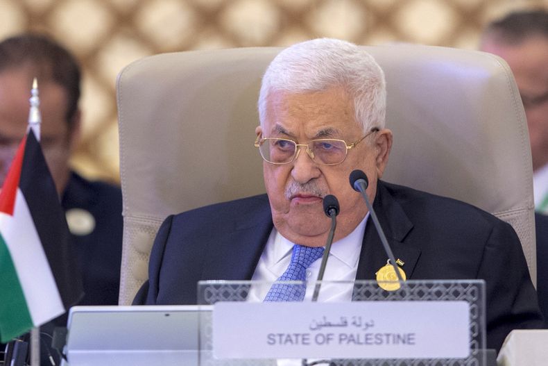 En esta imagen de archivo, proporcionada por la agencia Saudi Press Agency, SPA, el presidente palestino, Mahmud Abás, durante una cumbre árabe en Yeda, Arabia Saudí, el 19 de mayo de 2023. (Saudi Press Agency vía AP)