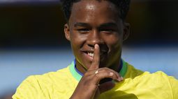 El delantero brasileño Endrick celebra tras anotar el gol para la victoria 1-0 ante Bolivia en el Preolímpico Sudamericano de fútbol, el martes 23 de enero de 2024, en el estadio Brígido Iriarte en Caracas. (AP Foto/Ariana Cubillos)