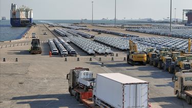 ARCHIVO – Un camión cargado de vehículos avanza frente a varias filas de automóviles para exportación en un puerto de Yantai, en la provincia de Shandong, en el este de China, el 2 de enero de 2025. (Chinatopix vía AP, Archivo)