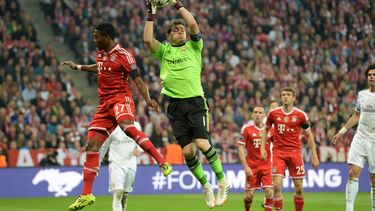 americateve | El arquero de Real Madrid, Iker Casillas, centro, ataja un bal&oacute;n en un partido contra Bayern Munich por las semifinales de la Liga de Campeones el martes, 29 de abril de 2014, en Munich, Alemania. (AP Photo/Kerstin Joensson)
