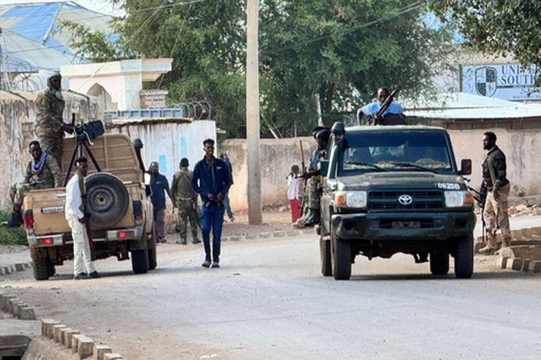 En esta fotografía tomada con la cámara de un celular, personal de seguridad patrulla una calle en Baidoa, Somalia, el jueves 3 de septiembre de 2026. (Foto AP/Bishar Mayow Mukhtar)