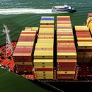 Contenedores de carga llenan un buque en el puerto de Oakland el miércoles 6 de agosto de 2025, en Oakland, California. (AP Foto/Noah Berger)