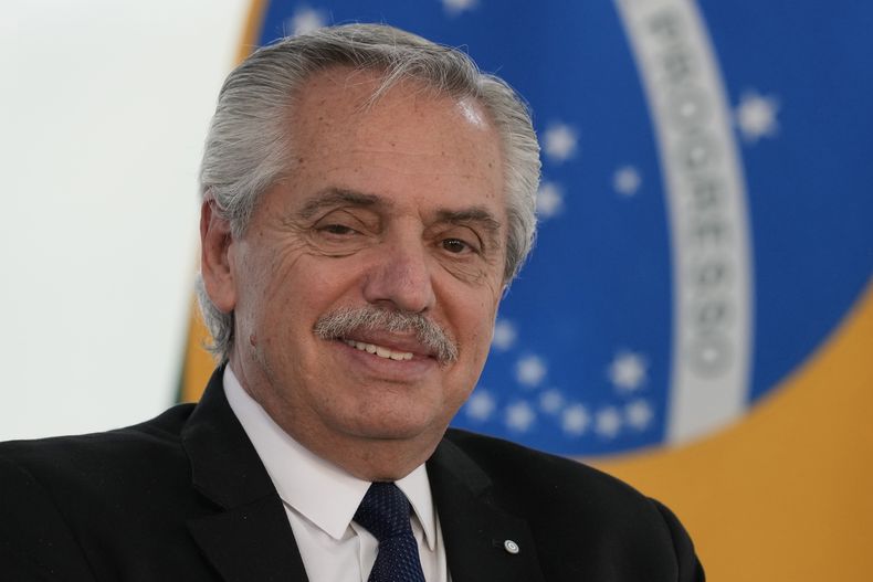 ARCHIVO - El presidente de Argentina, Alberto Fernández, sonríe antes de un encuentro con el presidente brasileño, Luiz Inácio Lula Da Silva, en el palacio de Planalto en Brasilia, Brasil, el 26 de junio de 2023. Un fiscal argentino imputó el jueves al expresidente argentino Alberto Fernández (2019-2023) por presuntas irregularidades durante su gestión en la contratación de servicios de seguros para el sector público que habrían supuesto 20 millones de dólares en comisiones. (AP Foto/Eraldo Peres, Archivo)