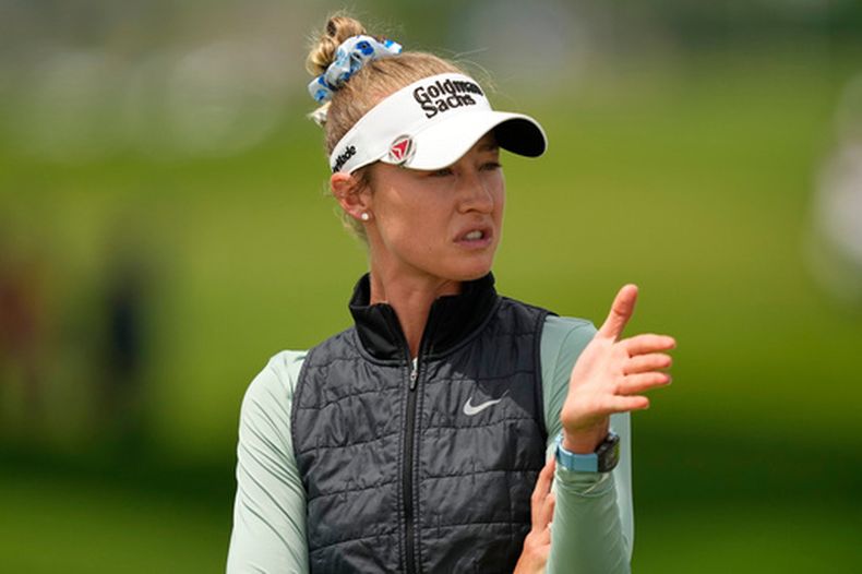 Nelly Korda habla con su caddie en el primer hoyo durante la ronda final del torneo de golf del Campeonato de la PGA Femenil en el Hazeltine National Golf Club, el domingo 28 de junio de 2026, en Chaska, Minnesota. (Foto AP/Matt York)